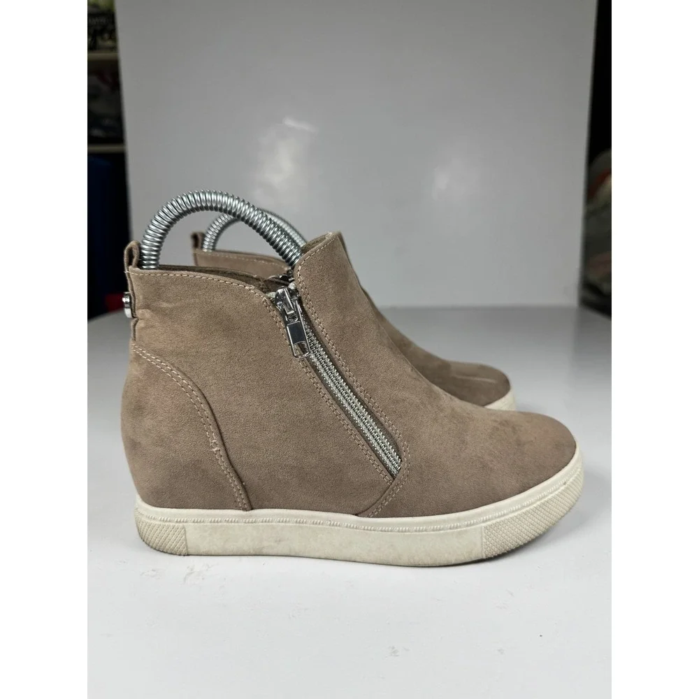 Steve Madden‎ Wedgie Girls 4 M Sneakers Taupe Suede Round Toe Side Zip Shoes